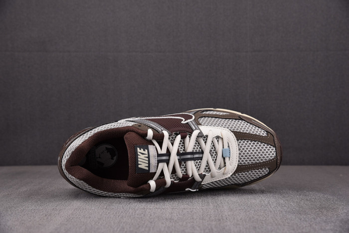 NIKE Zoom Vomero 5 