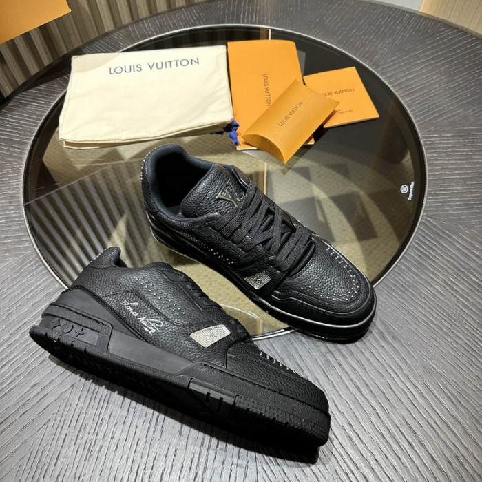L0VT SNEAKER
