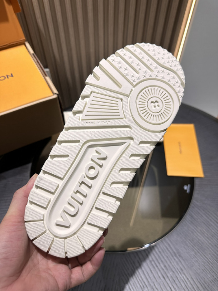 L0VT SNEAKER