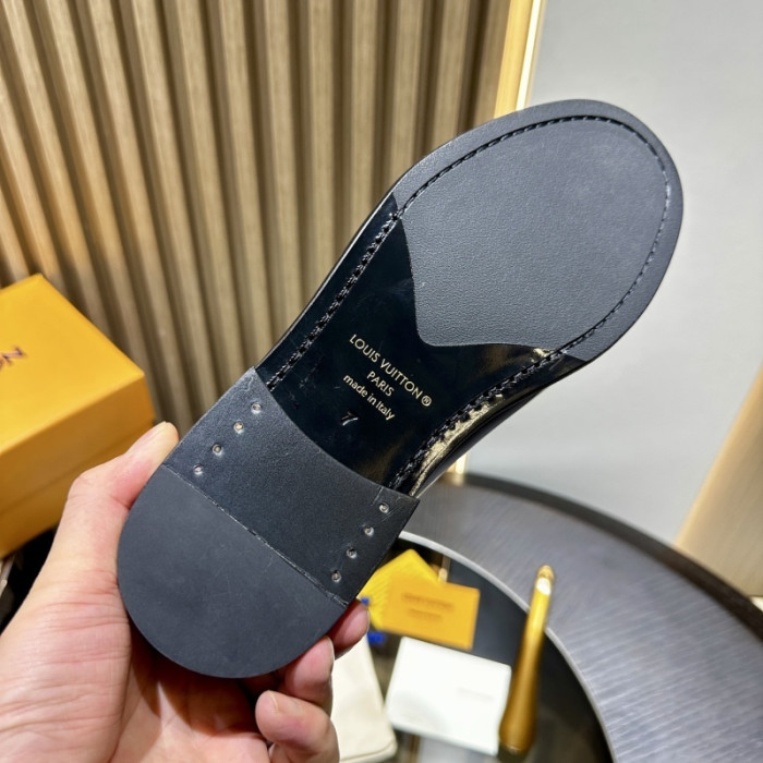 L0VT SNEAKER